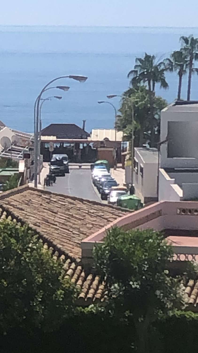 Se alquila hasta 12.6.26 y desde 01/09/2026 - 30/06/2027 bonito estudio con vistas al mar en zona la Carihuela