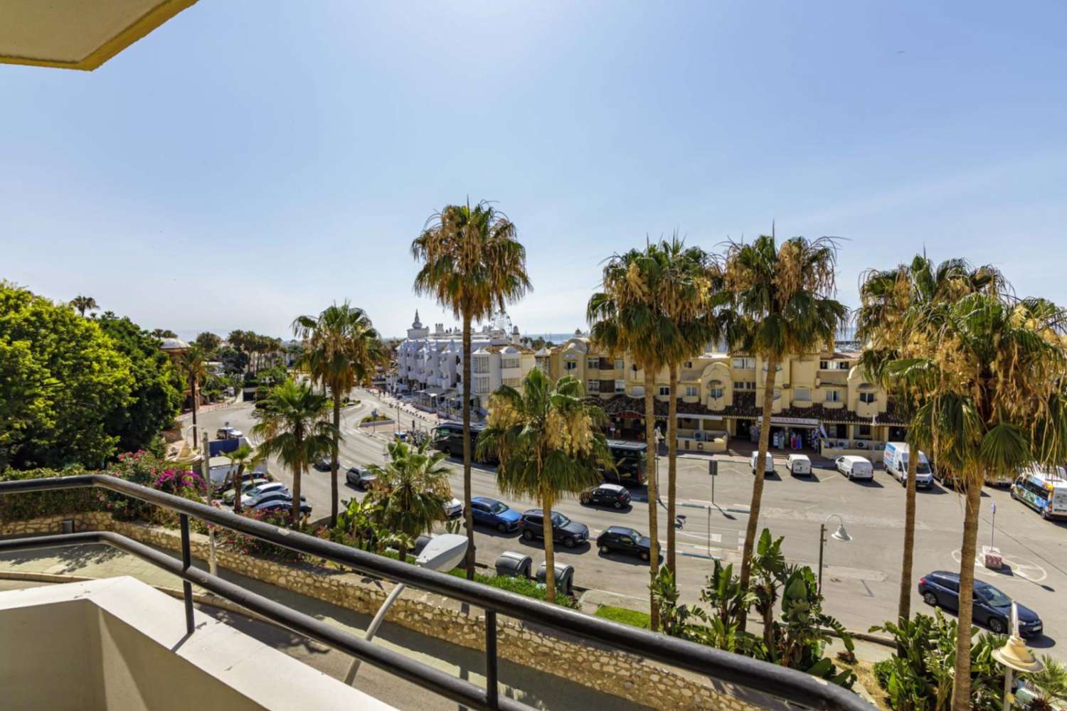 MEDIA TEMPORADA . SE ALQUILA  DESDE 1.3.26-30.6.2026 y DESDE 1.10.26-30.6.27  BONITO APARTAMENTO CON VISTAS PARCIALES AL MAR EN PUERTO MARINA (BENALMADENA)