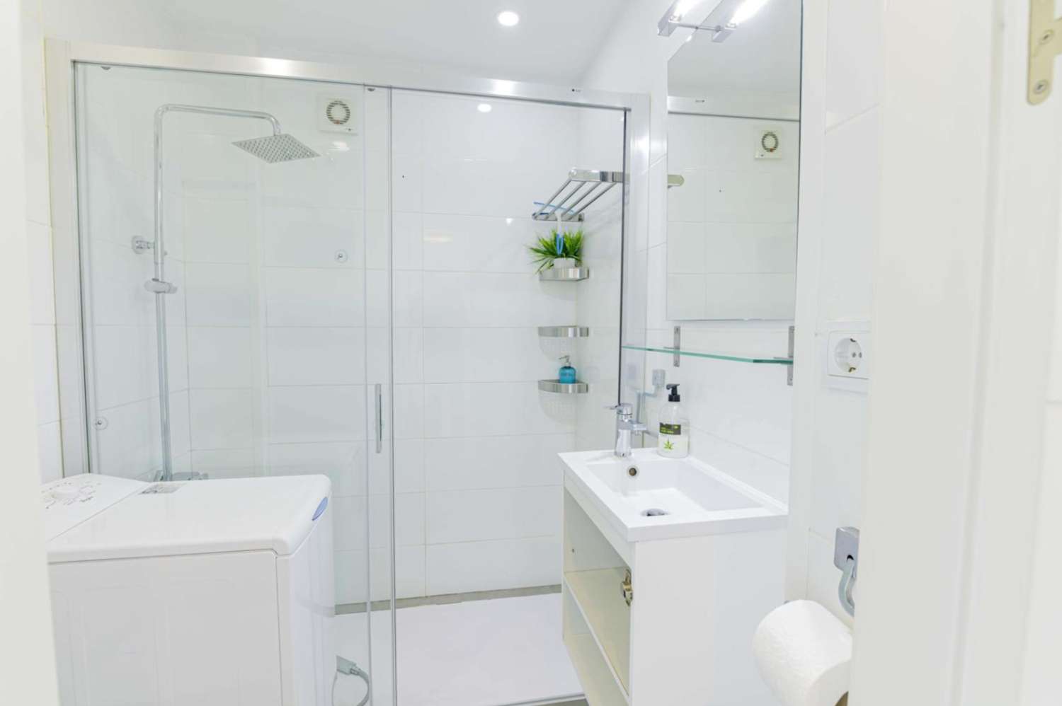 MEDIA TEMPORADA . SE ALQUILA  DESDE 1.3.26-30.6.2026 y DESDE 1.10.26-30.6.27  BONITO APARTAMENTO CON VISTAS PARCIALES AL MAR EN PUERTO MARINA (BENALMADENA)