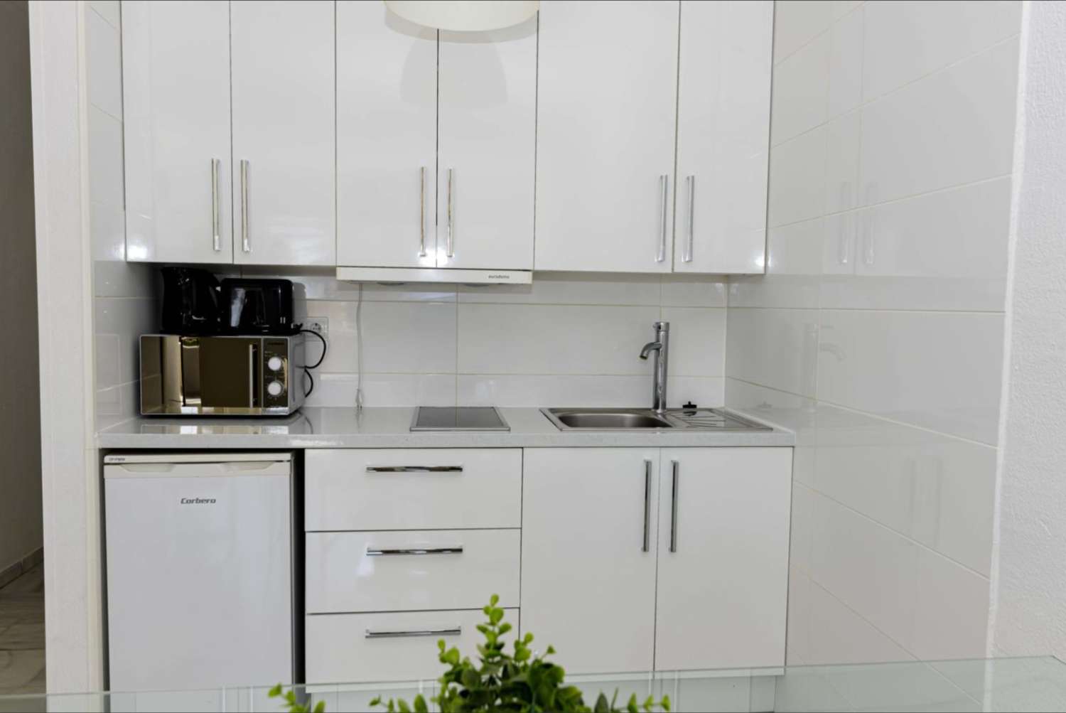 MEDIA TEMPORADA . SE ALQUILA  DESDE 1.3.26-30.6.2026 y DESDE 1.10.26-30.6.27  BONITO APARTAMENTO CON VISTAS PARCIALES AL MAR EN PUERTO MARINA (BENALMADENA)