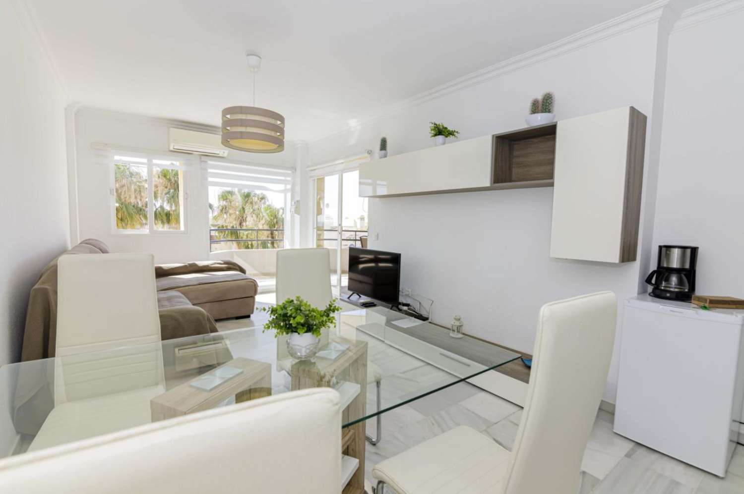 MEDIA TEMPORADA . SE ALQUILA  DESDE 1.3.26-30.6.2026 y DESDE 1.10.26-30.6.27  BONITO APARTAMENTO CON VISTAS PARCIALES AL MAR EN PUERTO MARINA (BENALMADENA)