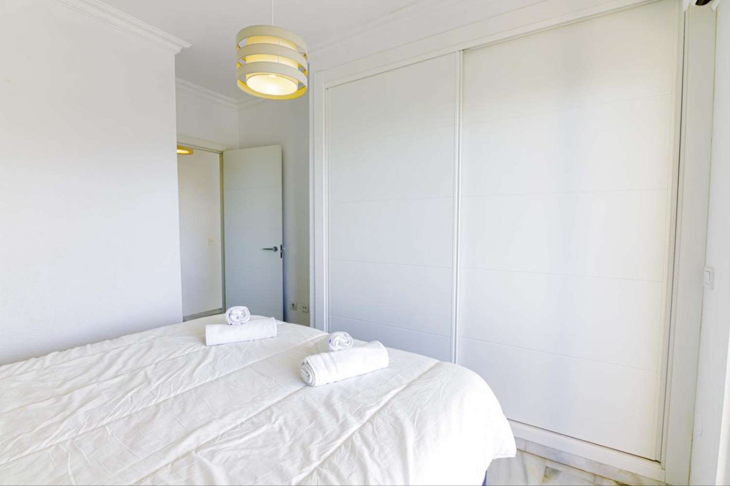 MEDIA TEMPORADA . SE ALQUILA  DESDE 1.3.26-30.6.2026 y DESDE 1.10.26-30.6.27  BONITO APARTAMENTO CON VISTAS PARCIALES AL MAR EN PUERTO MARINA (BENALMADENA)