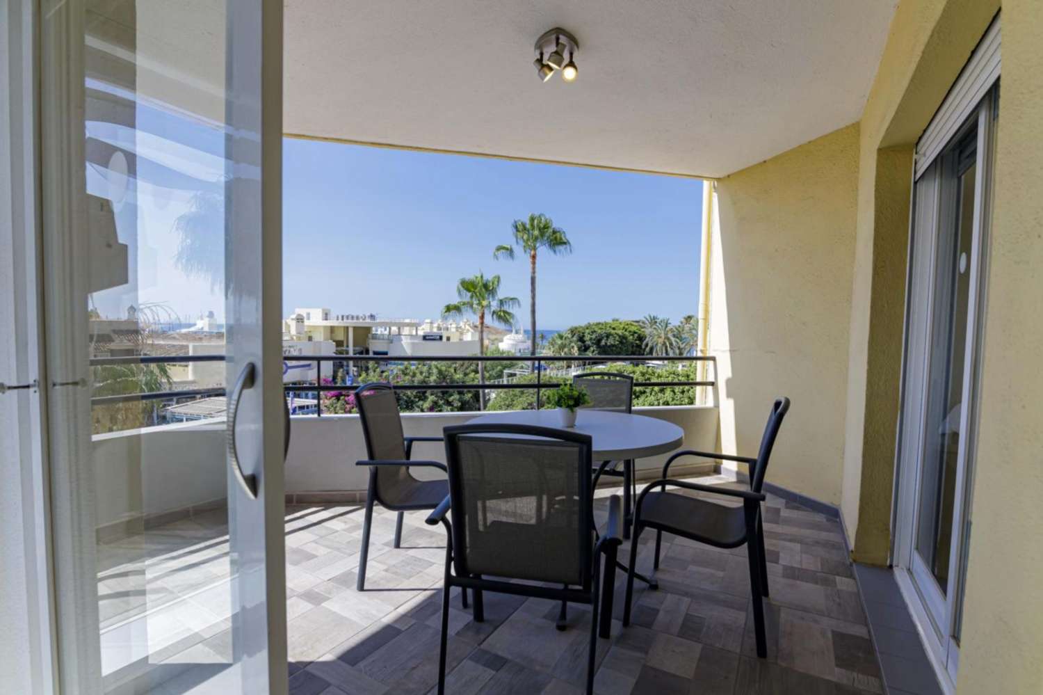 MEDIA TEMPORADA . SE ALQUILA  DESDE 1.3.26-30.6.2026 y DESDE 1.10.26-30.6.27  BONITO APARTAMENTO CON VISTAS PARCIALES AL MAR EN PUERTO MARINA (BENALMADENA)