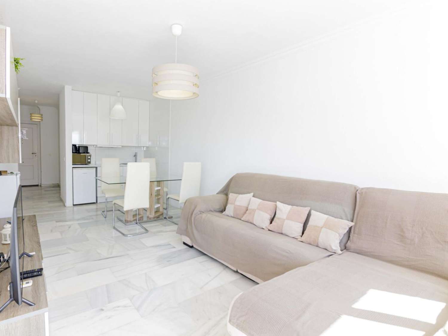 MEDIA TEMPORADA . SE ALQUILA  DESDE 1.3.26-30.6.2026 y DESDE 1.10.26-30.6.27  BONITO APARTAMENTO CON VISTAS PARCIALES AL MAR EN PUERTO MARINA (BENALMADENA)