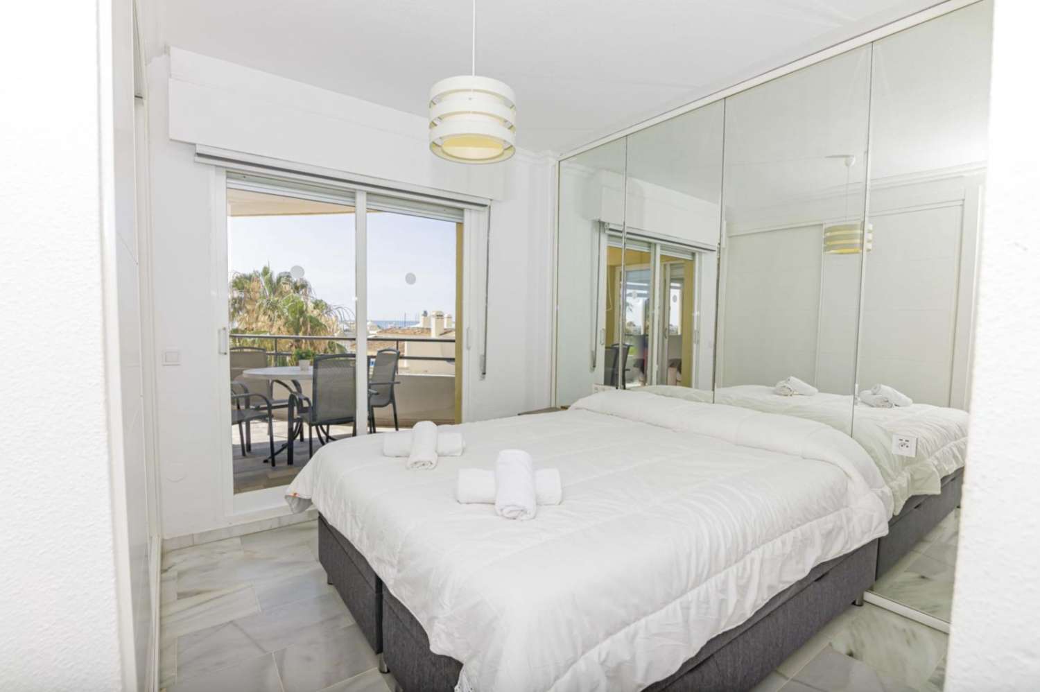 MEDIA TEMPORADA . SE ALQUILA  DESDE 1.3.26-30.6.2026 y DESDE 1.10.26-30.6.27  BONITO APARTAMENTO CON VISTAS PARCIALES AL MAR EN PUERTO MARINA (BENALMADENA)