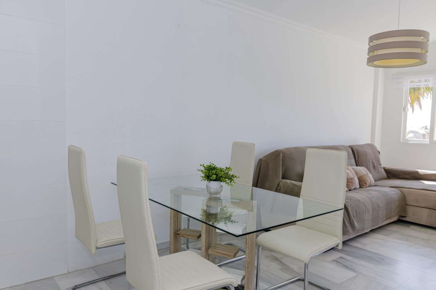 MEDIA TEMPORADA . SE ALQUILA  DESDE 1.3.26-30.6.2026 y DESDE 1.10.26-30.6.27  BONITO APARTAMENTO CON VISTAS PARCIALES AL MAR EN PUERTO MARINA (BENALMADENA)