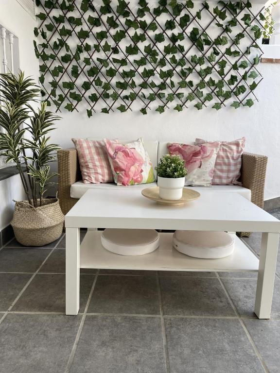 SE ALQUILA DESDE AHORA HASTA 31.05.2026 BONITO APARTAMENTO EN PLANTA BAJA EN BENALMADENA