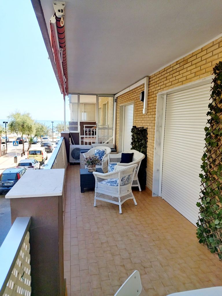 Se alquila   desde 1.9.26-30.6.27 magnifico apartamento en 1a linea de playa en Fuengirola.