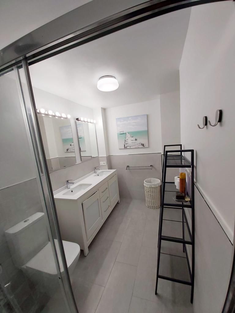 Se alquila   desde 1.9.26-30.6.27 magnifico apartamento en 1a linea de playa en Fuengirola.