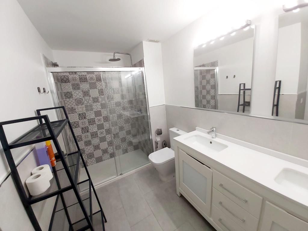 Se alquila   desde 1.9.26-30.6.27 magnifico apartamento en 1a linea de playa en Fuengirola.