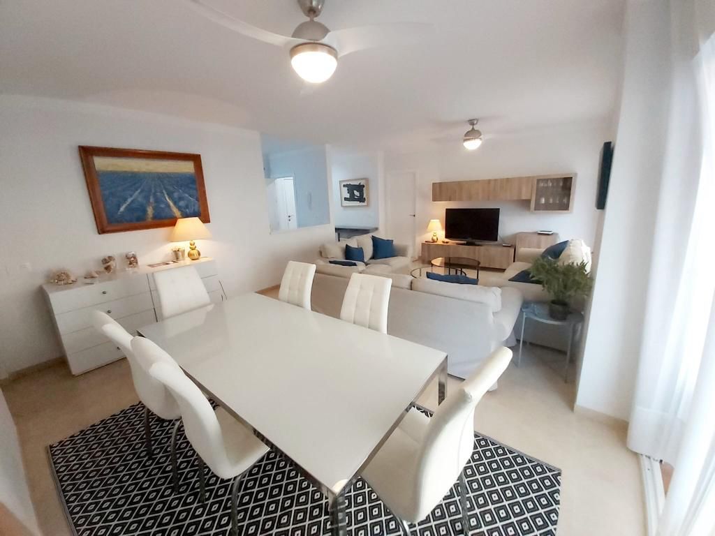 Se alquila   desde 1.9.26-30.6.27 magnifico apartamento en 1a linea de playa en Fuengirola.