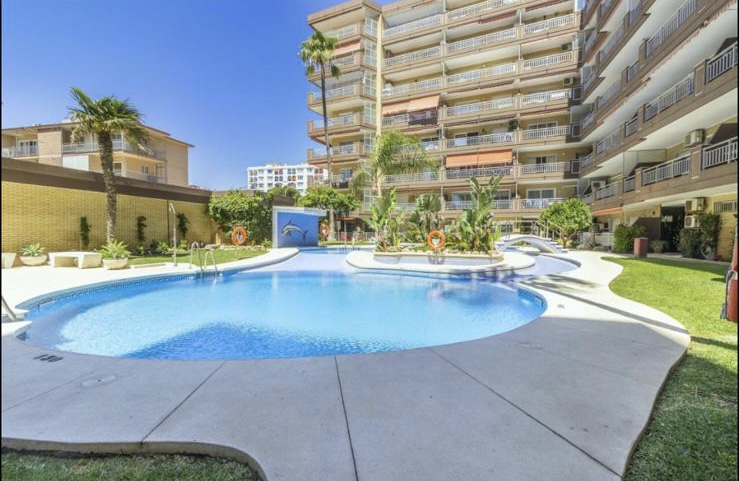 Se alquila   desde 1.9.26-30.6.27 magnifico apartamento en 1a linea de playa en Fuengirola.
