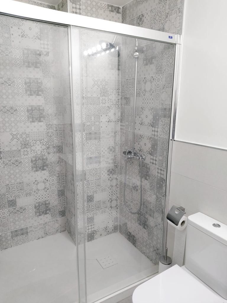 Se alquila   desde 1.9.26-30.6.27 magnifico apartamento en 1a linea de playa en Fuengirola.