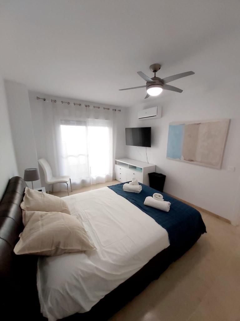 Se alquila   desde 1.9.26-30.6.27 magnifico apartamento en 1a linea de playa en Fuengirola.