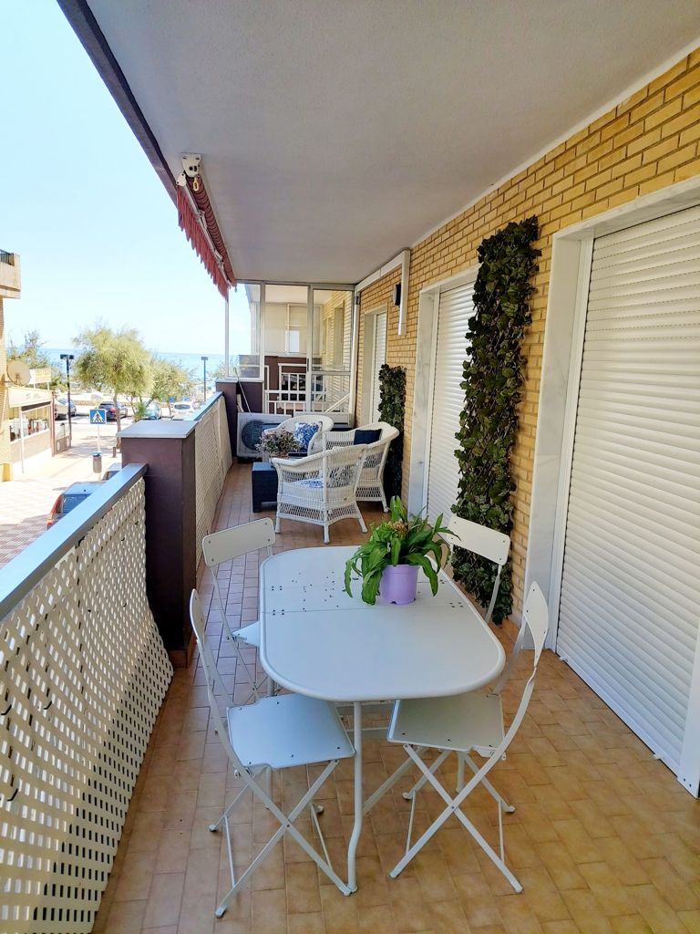 Se alquila   desde 1.9.26-30.6.27 magnifico apartamento en 1a linea de playa en Fuengirola.