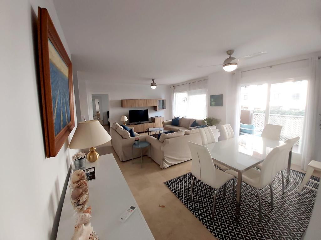 Se alquila   desde 1.9.26-30.6.27 magnifico apartamento en 1a linea de playa en Fuengirola.