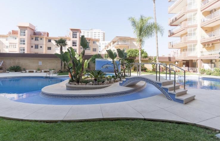 Se alquila   desde 1.9.26-30.6.27 magnifico apartamento en 1a linea de playa en Fuengirola.