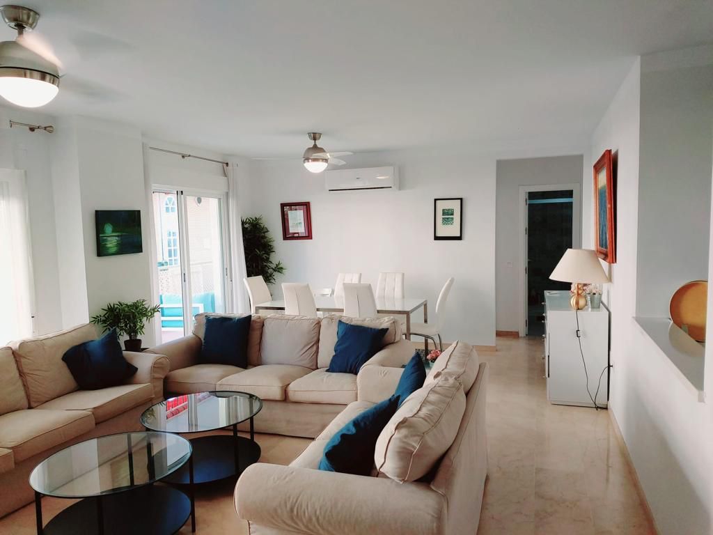 Se alquila   desde 1.9.26-30.6.27 magnifico apartamento en 1a linea de playa en Fuengirola.