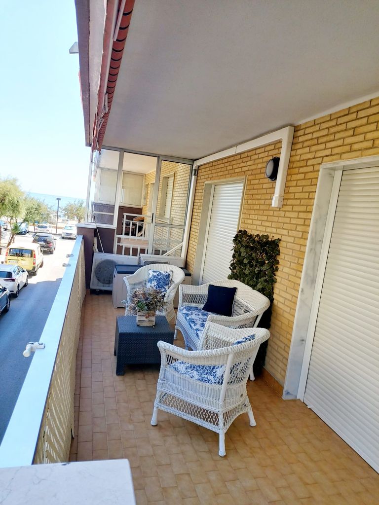 Se alquila   desde 1.9.26-30.6.27 magnifico apartamento en 1a linea de playa en Fuengirola.