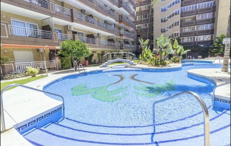 Se alquila   desde 1.9.26-30.6.27 magnifico apartamento en 1a linea de playa en Fuengirola.