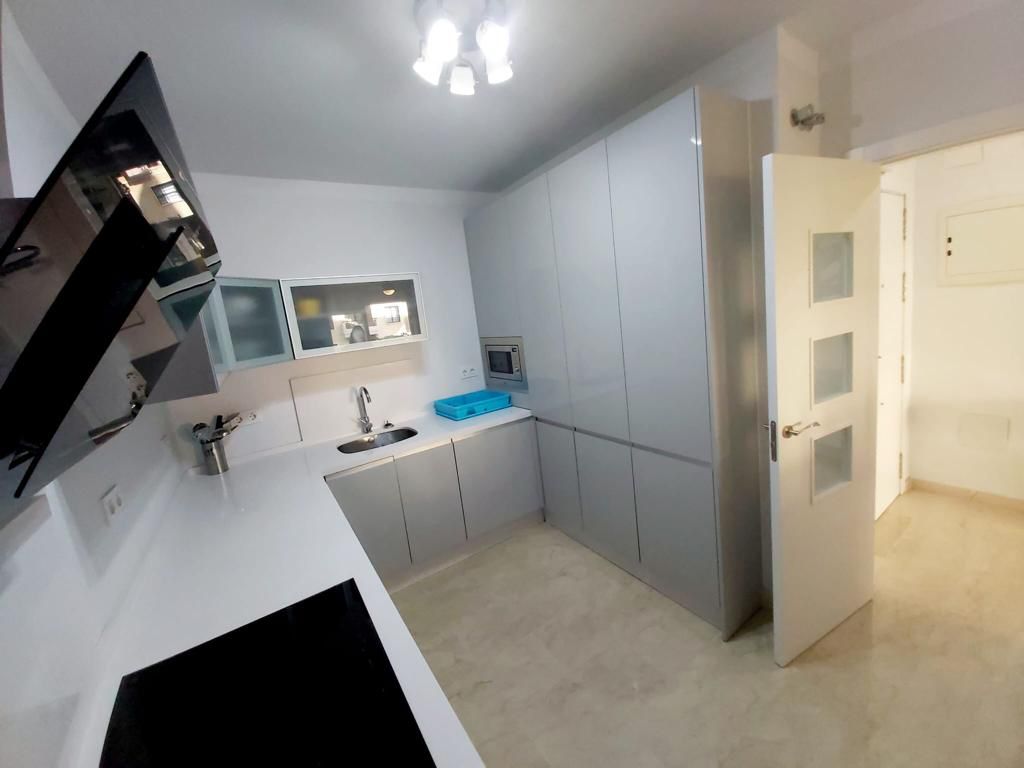 Se alquila   desde 1.9.26-30.6.27 magnifico apartamento en 1a linea de playa en Fuengirola.