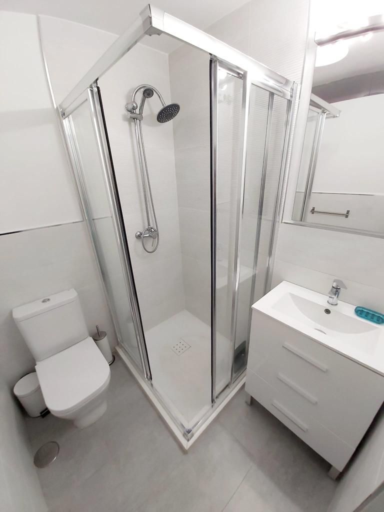 Se alquila   desde 1.9.26-30.6.27 magnifico apartamento en 1a linea de playa en Fuengirola.