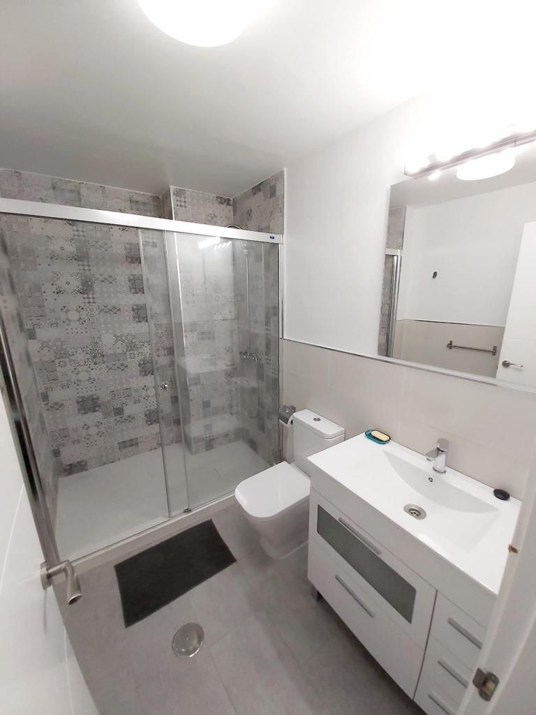 Se alquila   desde 1.9.26-30.6.27 magnifico apartamento en 1a linea de playa en Fuengirola.