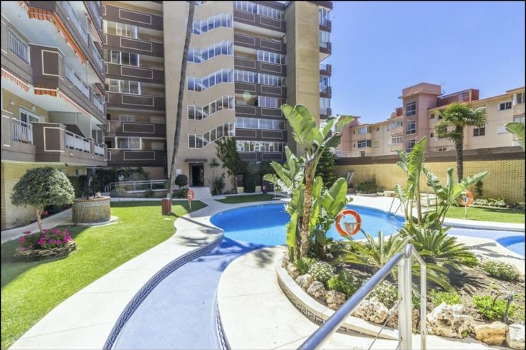 Se alquila   desde 1.9.26-30.6.27 magnifico apartamento en 1a linea de playa en Fuengirola.