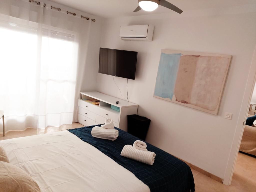 Se alquila   desde 1.9.26-30.6.27 magnifico apartamento en 1a linea de playa en Fuengirola.