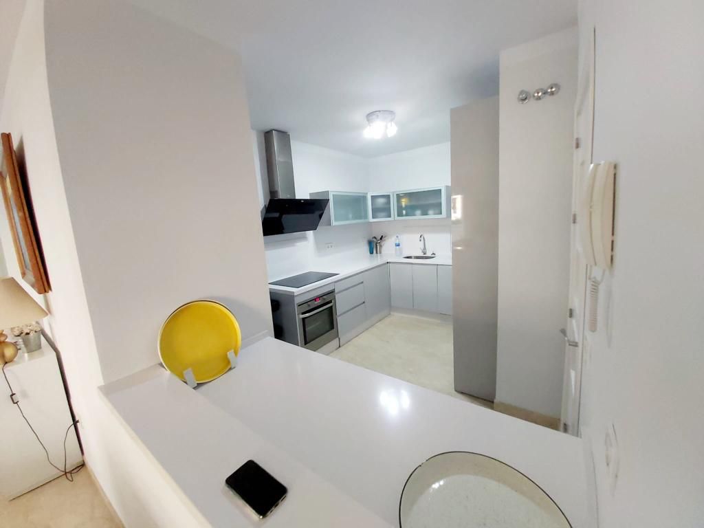 Se alquila   desde 1.9.26-30.6.27 magnifico apartamento en 1a linea de playa en Fuengirola.