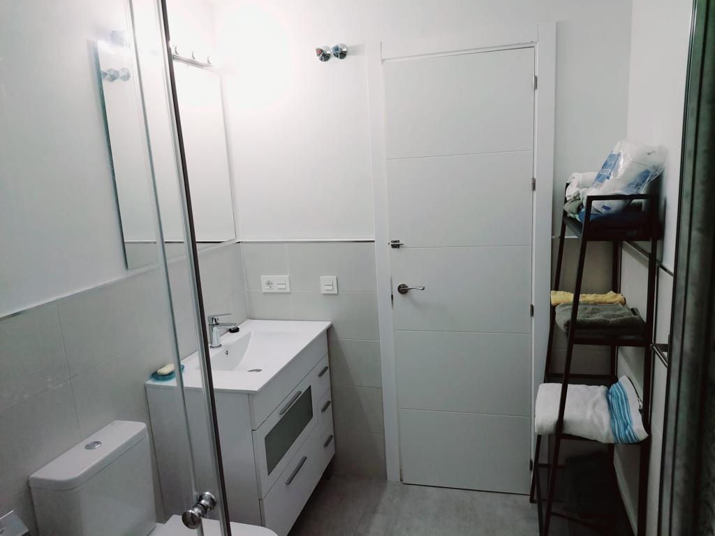 Se alquila   desde 1.9.26-30.6.27 magnifico apartamento en 1a linea de playa en Fuengirola.