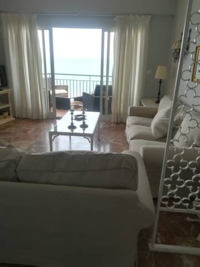 MEDIA TEMPORADA . SE ALQUILA 01.04.26 - 31.5.27 MAGNIFICO APARTAMENTO  CON VISTAS AL MAR EN 1ª LINEA EN FUENGIROLA