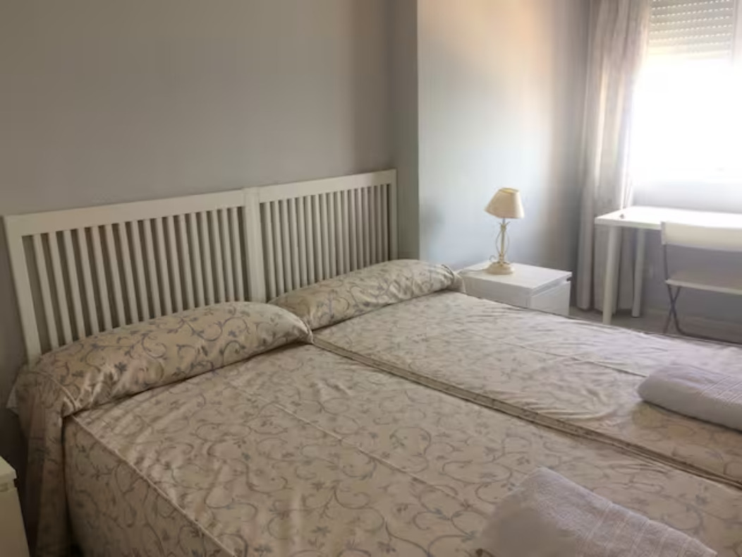 MEDIA TEMPORADA . SE ALQUILA 01.04.26 - 31.5.27 MAGNIFICO APARTAMENTO  CON VISTAS AL MAR EN 1ª LINEA EN FUENGIROLA