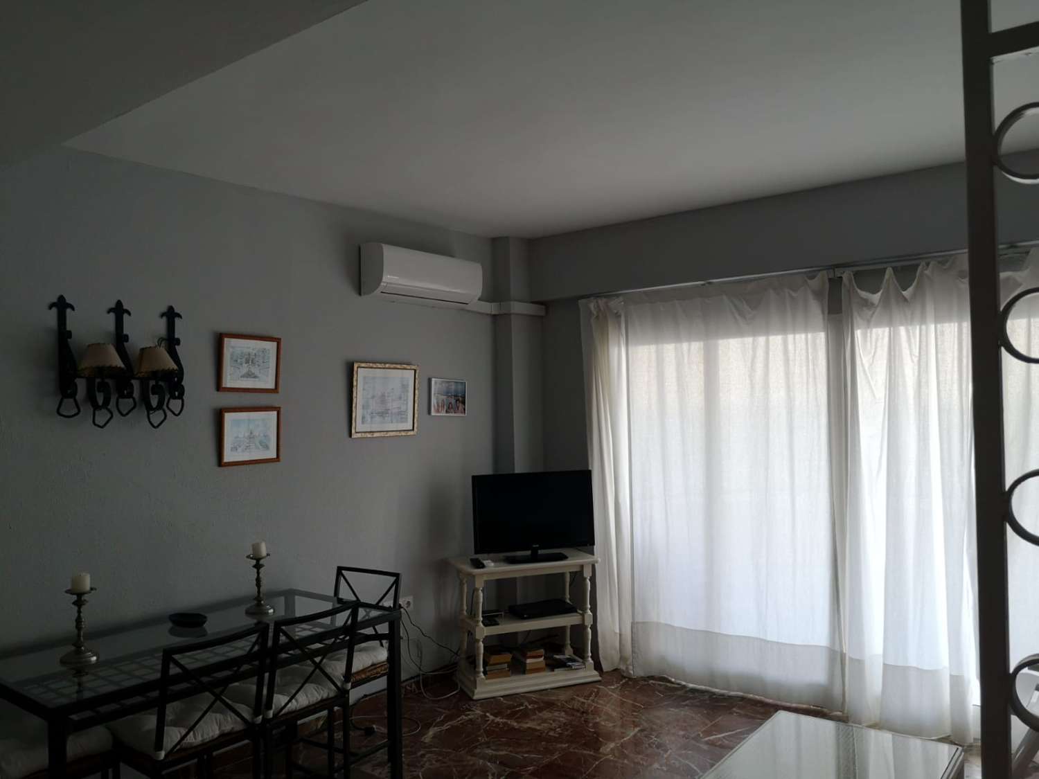 MEDIA TEMPORADA . SE ALQUILA 01.04.26 - 31.5.27 MAGNIFICO APARTAMENTO  CON VISTAS AL MAR EN 1ª LINEA EN FUENGIROLA