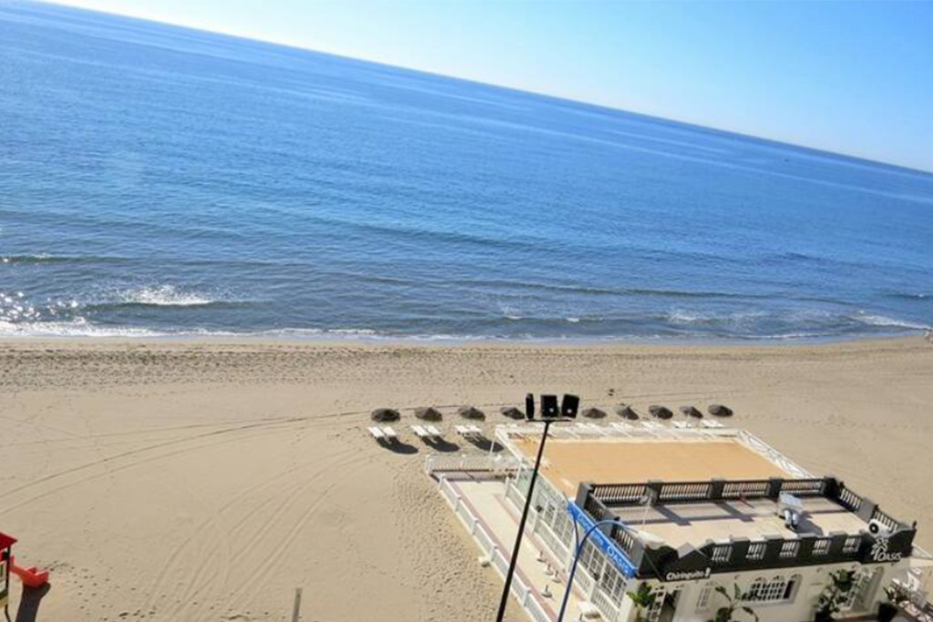 MEDIA TEMPORADA . SE ALQUILA 01.04.26 - 31.5.27 MAGNIFICO APARTAMENTO  CON VISTAS AL MAR EN 1ª LINEA EN FUENGIROLA