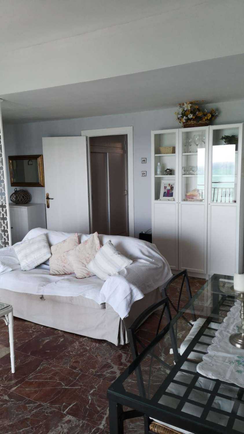 MEDIA TEMPORADA . SE ALQUILA 01.04.26 - 31.5.27 MAGNIFICO APARTAMENTO  CON VISTAS AL MAR EN 1ª LINEA EN FUENGIROLA