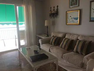 MEDIA TEMPORADA . SE ALQUILA 01.04.26 - 31.5.27 MAGNIFICO APARTAMENTO  CON VISTAS AL MAR EN 1ª LINEA EN FUENGIROLA