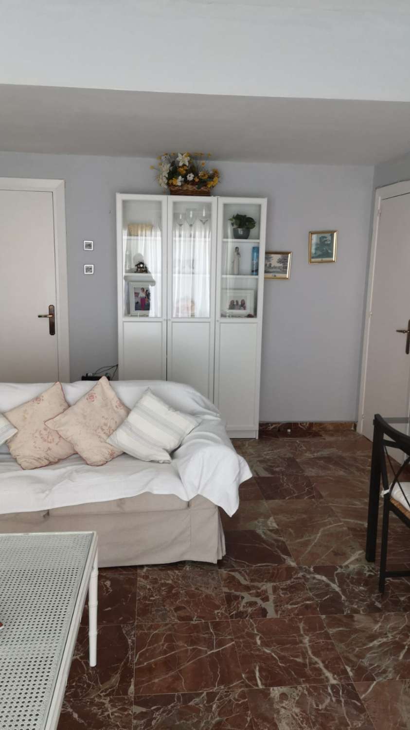 MEDIA TEMPORADA . SE ALQUILA 01.04.26 - 31.5.27 MAGNIFICO APARTAMENTO  CON VISTAS AL MAR EN 1ª LINEA EN FUENGIROLA