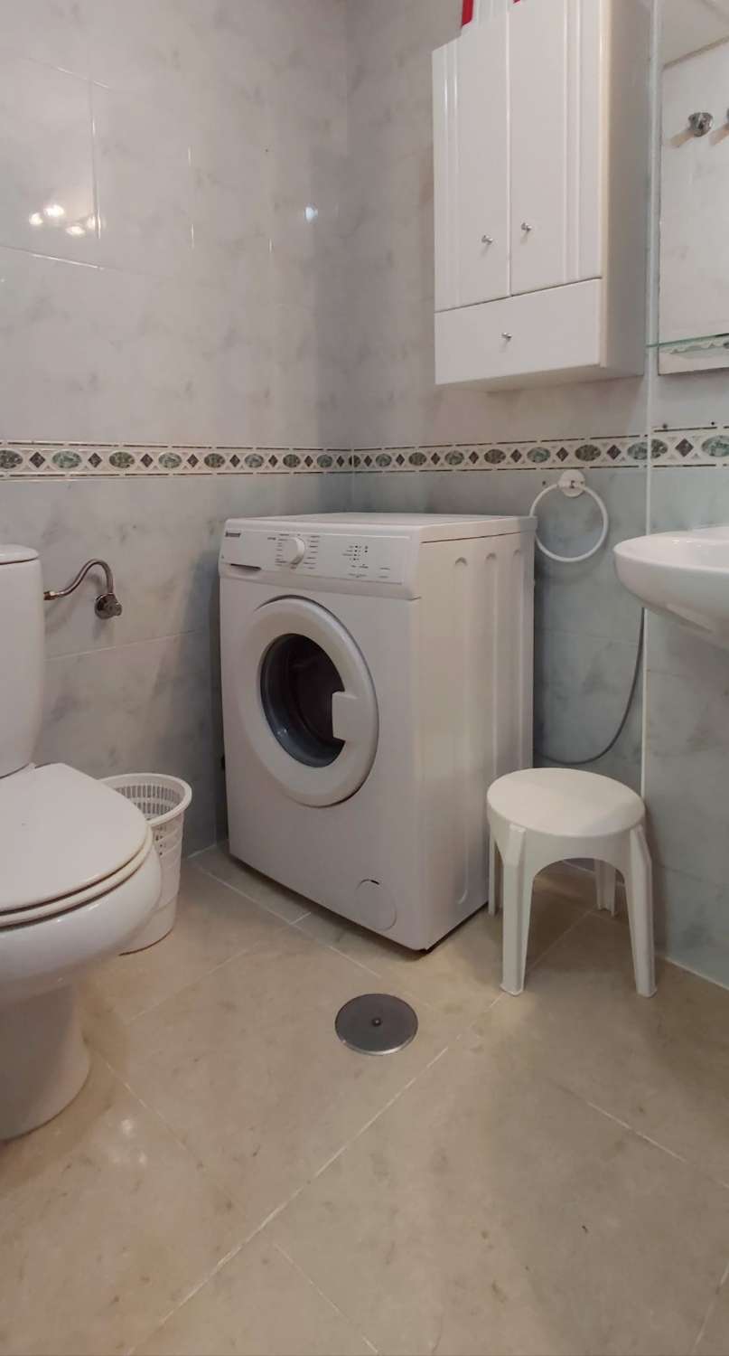 Se alquila desde 01/03/25- 30/06/26 bonito apartamento en 2ª linea de playa en Fuengirola