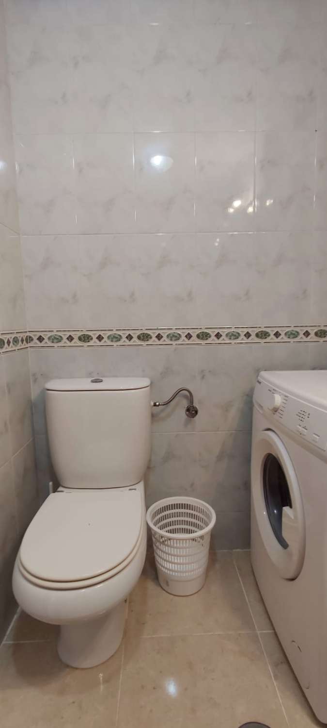 Se alquila desde 01/03/25- 30/06/26 bonito apartamento en 2ª linea de playa en Fuengirola