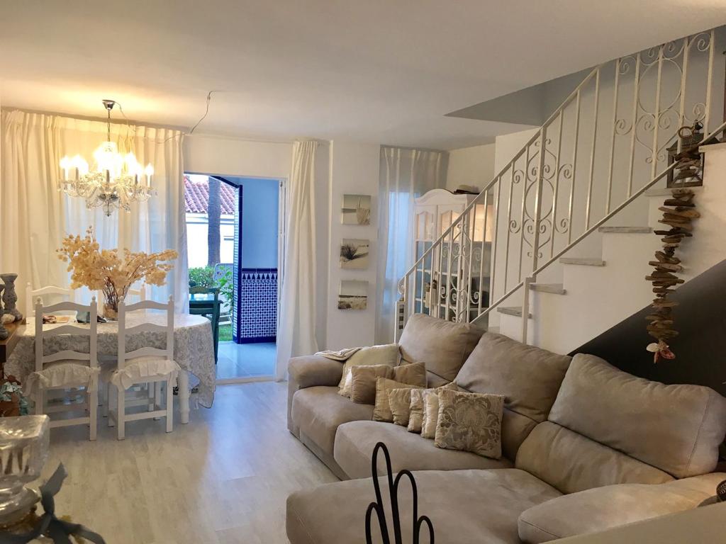 SE ALQUILA DESDE 01.10.2025 HASTA 30/06/2026  BONITO CHALET ADOSADO EN ZONA CALABURRA (MIJAS COSTA)