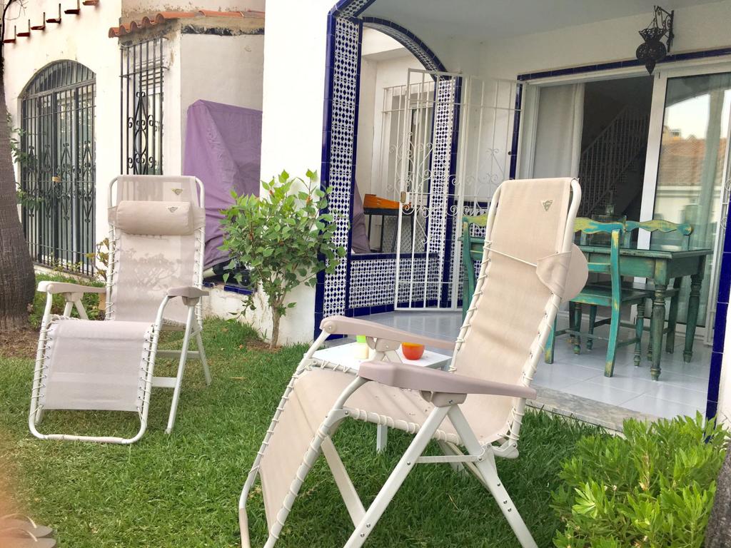 SE ALQUILA DESDE 01.10.2025 HASTA 30/06/2026  BONITO CHALET ADOSADO EN ZONA CALABURRA (MIJAS COSTA)