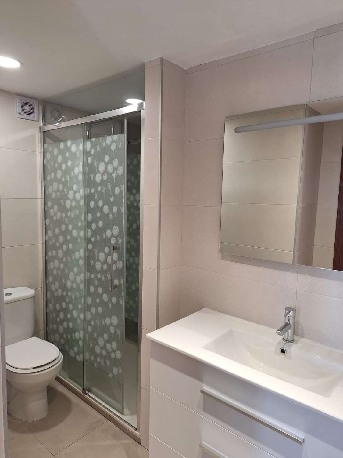 SE ALQUILA DESDE  1.12.26 -30.06.2027 BONITO APARTAMENTO EN FUENGIROLA