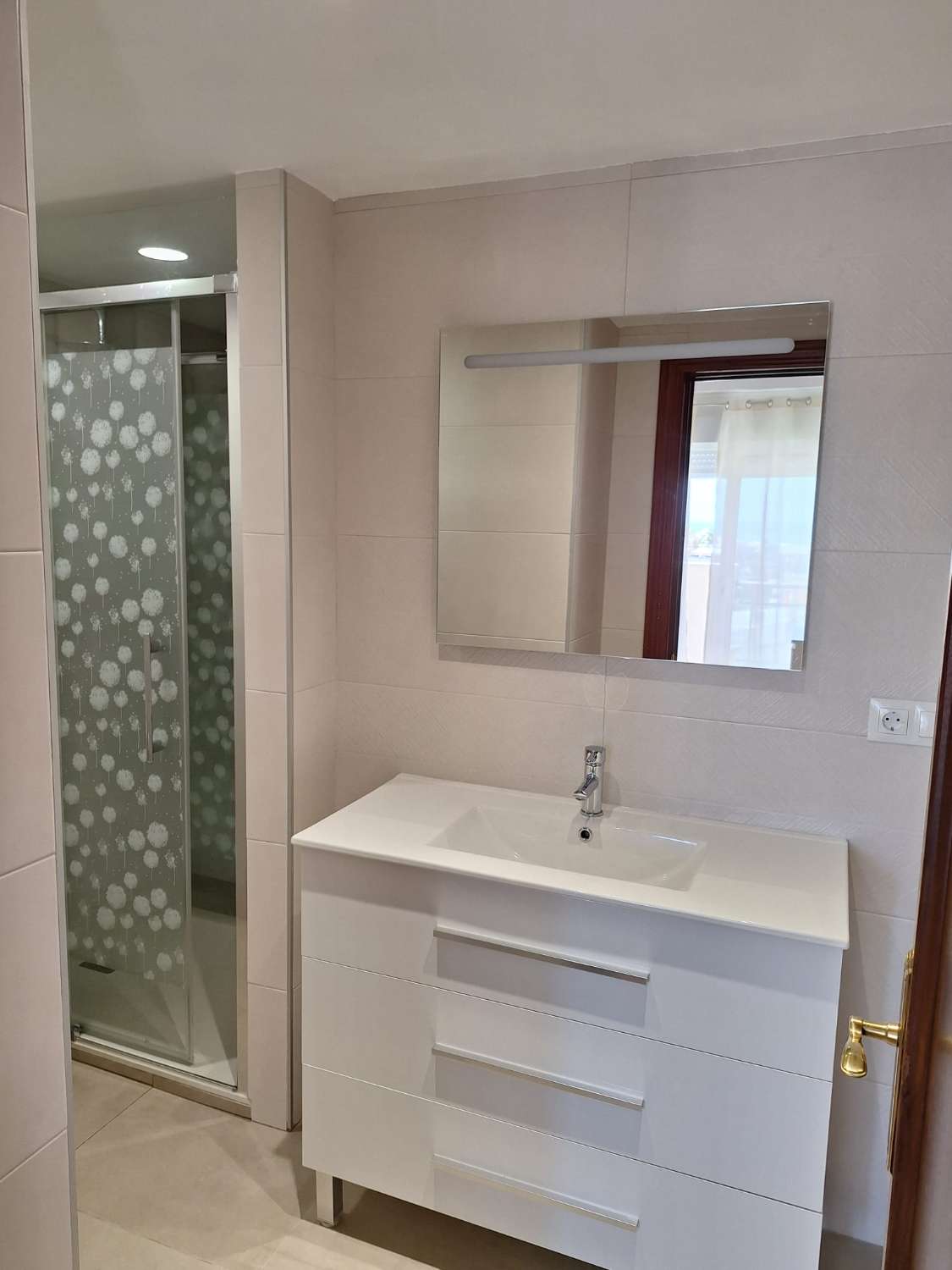 SE ALQUILA DESDE  1.12.26 -30.06.2027 BONITO APARTAMENTO EN FUENGIROLA