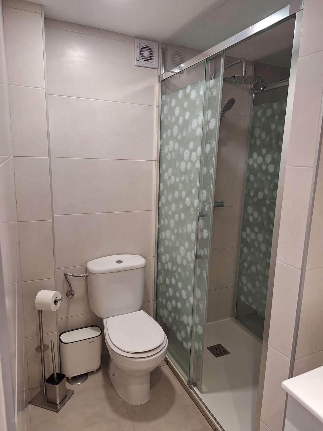 SE ALQUILA DESDE  1.12.26 -30.06.2027 BONITO APARTAMENTO EN FUENGIROLA