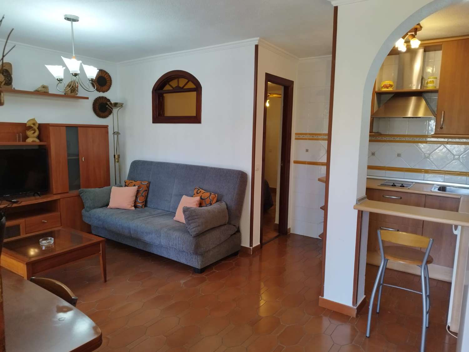 SE ALQUILA DESDE  1.10.2026-30.6.2027 BONITO APARTAMENTO EN LA CARIHUELA (TORREMOLINOS)