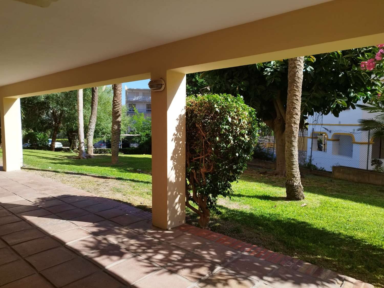 SE ALQUILA DESDE  1.10.2026-30.6.2027 BONITO APARTAMENTO EN LA CARIHUELA (TORREMOLINOS)