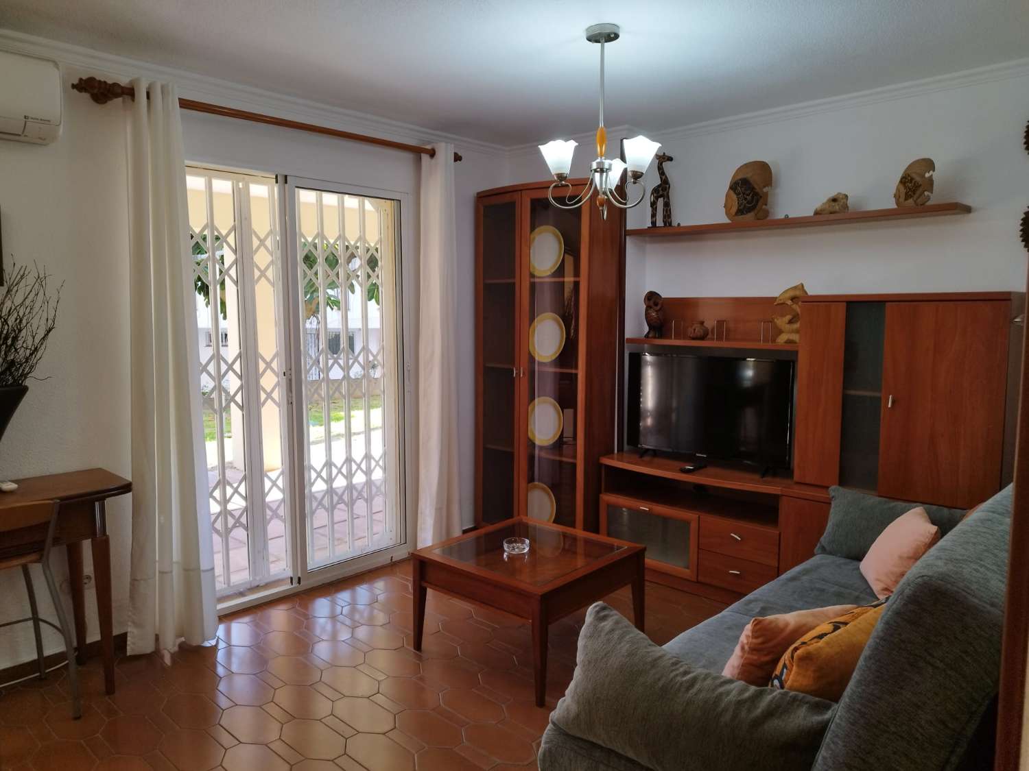 SE ALQUILA DESDE  1.10.2026-30.6.2027 BONITO APARTAMENTO EN LA CARIHUELA (TORREMOLINOS)