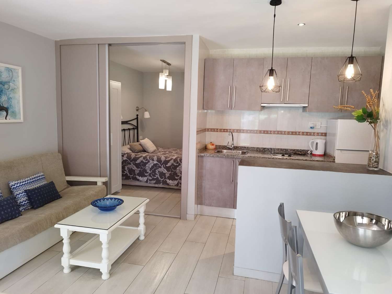 SE ALQUILA  DESDE 1.3.26-30.6.26 y DESDE 1.10.26-30.6.27 BONITO APARTAMENTO EN LA CARIHUELA (TORREMOLINOS)