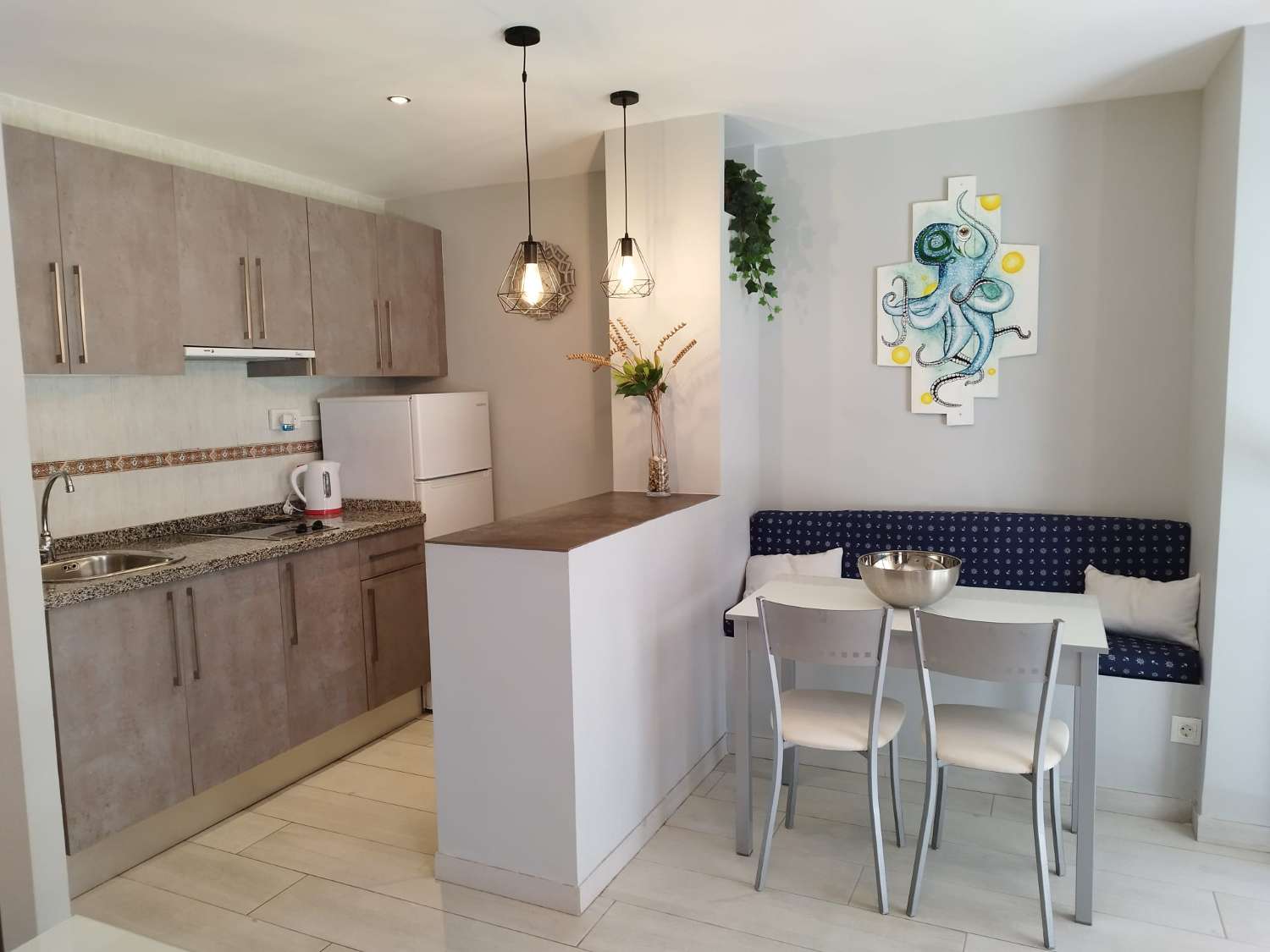 SE ALQUILA  DESDE 1.3.26-30.6.26 y DESDE 1.10.26-30.6.27 BONITO APARTAMENTO EN LA CARIHUELA (TORREMOLINOS)